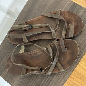 CHACO ALL LEATHER WOMAN SANDALS TOE LOOP STRAPY BUCKLE CROSS SZ 10.5?